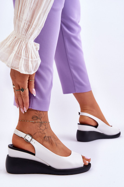 Baltos spalvos basutės Sergio Leone...