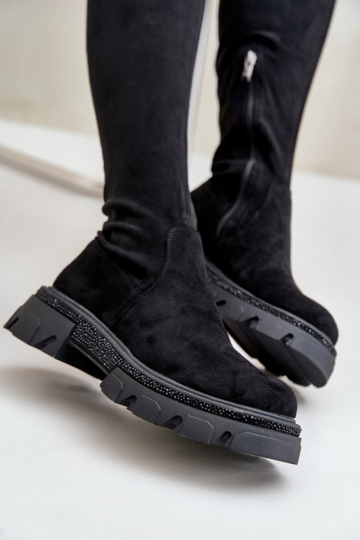 Moteriški ilgaauliai batai virš kelių...