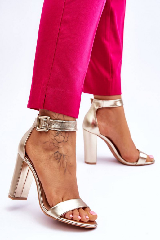 Aukso spalvos aukštakulniai bateliai...