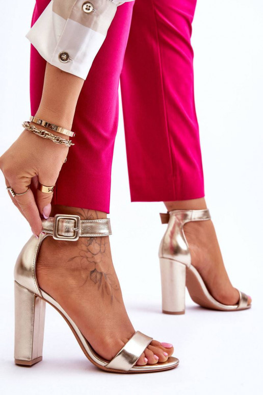 Aukso spalvos aukštakulniai bateliai...