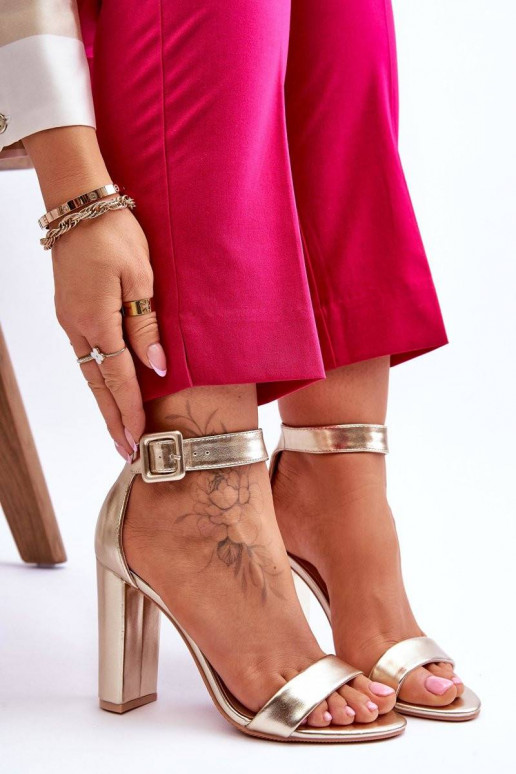 Aukso spalvos aukštakulniai bateliai...