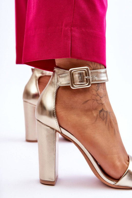 Aukso spalvos aukštakulniai bateliai...