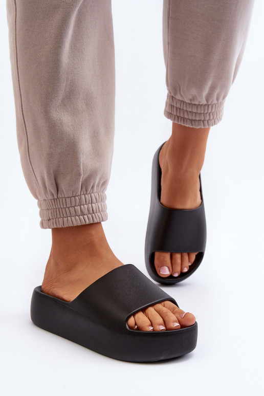 Moteriškos juodos spalvos šlepetės...