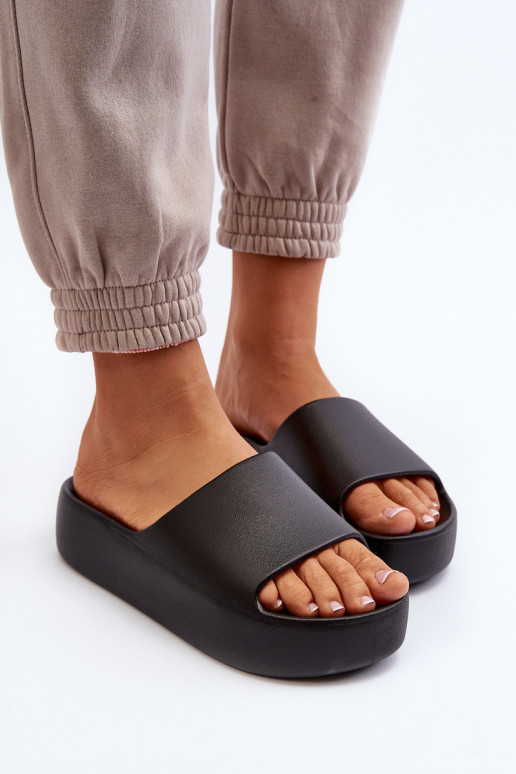 Moteriškos juodos spalvos šlepetės...