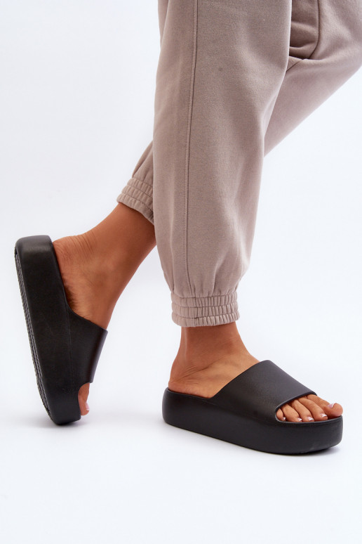 Moteriškos juodos spalvos šlepetės...