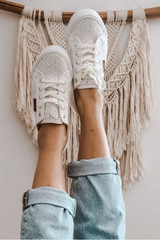 Sportbačiai su nėrinių motyvais...