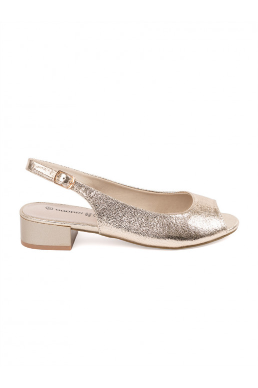 Aukso spalvos sandalai ant žemo kulno Aukso spalvos sandalai ant žemo kulno