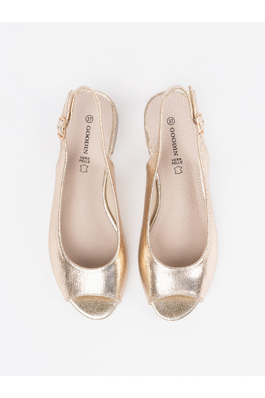 Aukso spalvos sandalai ant žemo kulno Aukso spalvos sandalai ant žemo kulno