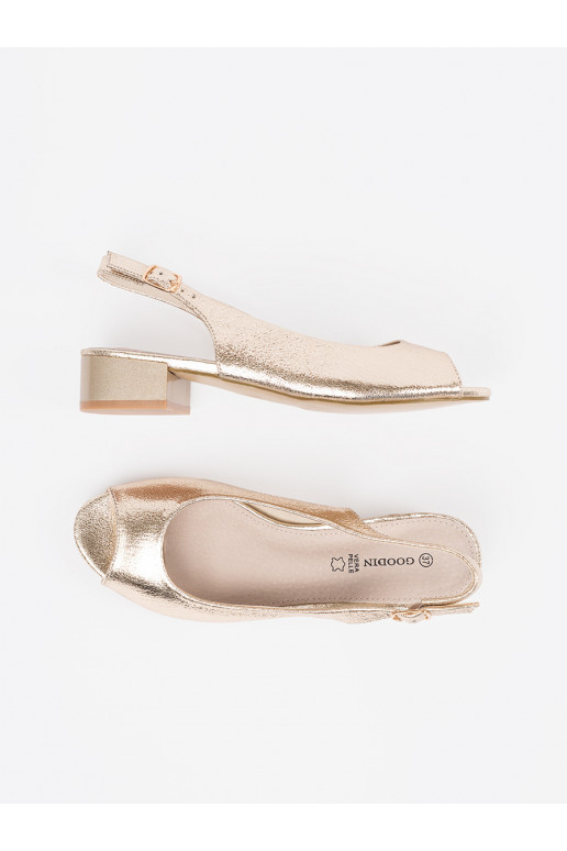 Aukso spalvos sandalai ant žemo kulno Aukso spalvos sandalai ant žemo kulno