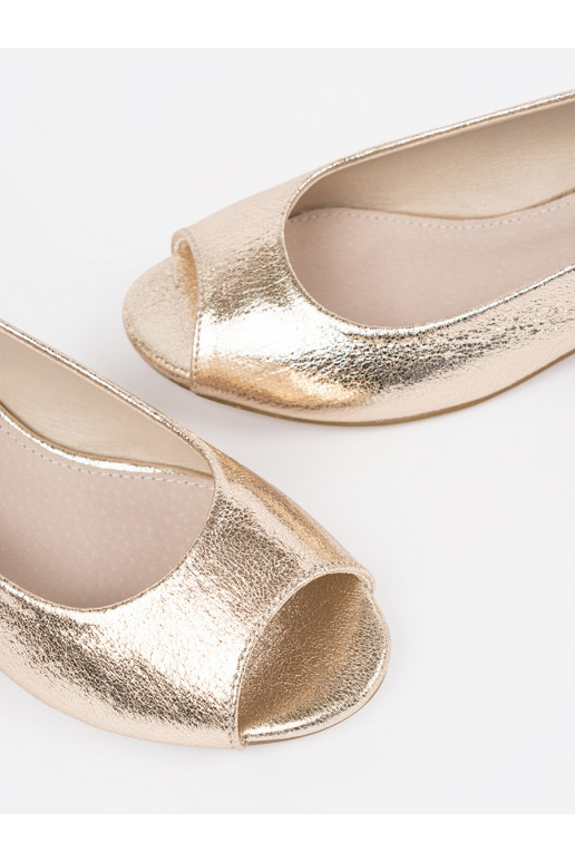 Aukso spalvos sandalai ant žemo kulno Aukso spalvos sandalai ant žemo kulno