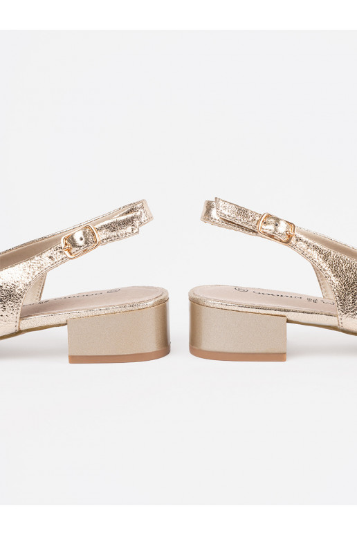 Aukso spalvos sandalai ant žemo kulno Aukso spalvos sandalai ant žemo kulno