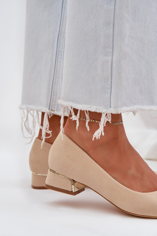 Smėlio spalvos bateliai ant žemo...