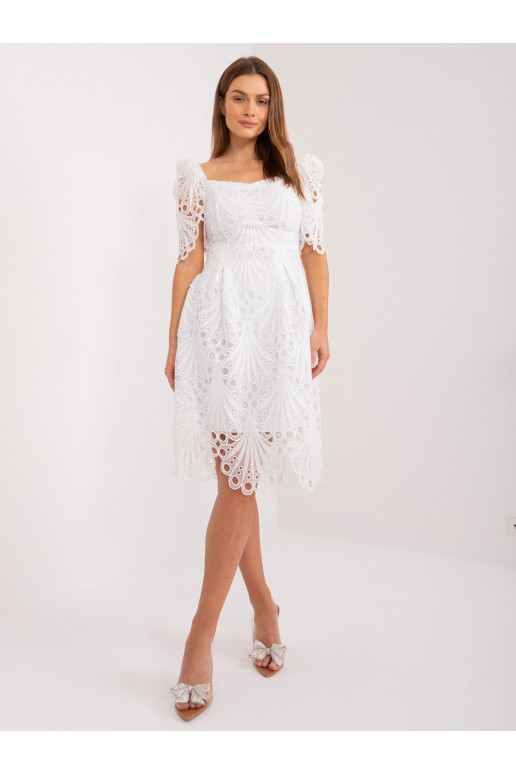 Baltos spalvos nėriniuota suknėlė