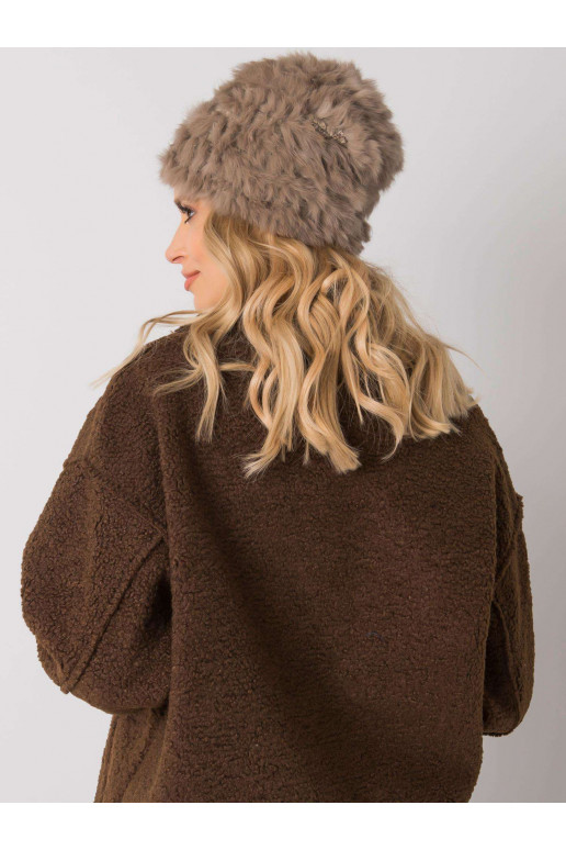 Smėlio spalvos kailinė kepurė