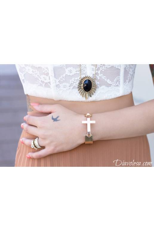 Aukso spalvos apyrankė su kryžiumi