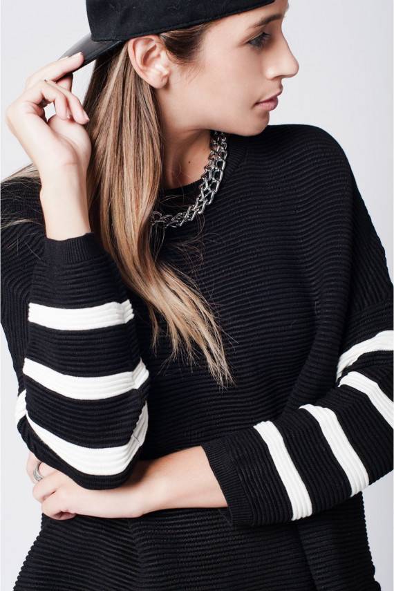 Juodas megztukas "Rebellious"