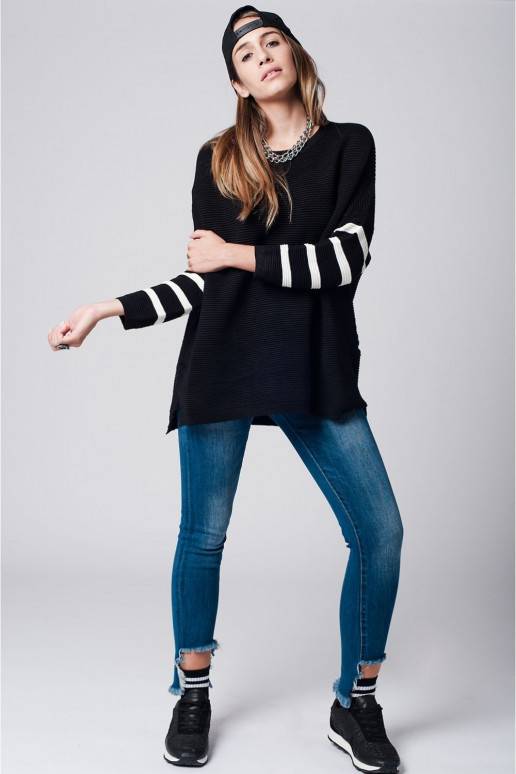 Juodas megztukas "Rebellious"