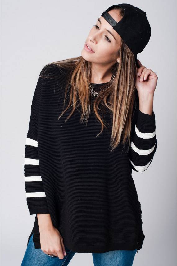 Juodas megztukas "Rebellious"