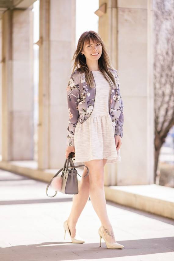 Pastelinių atspalvių suknelė