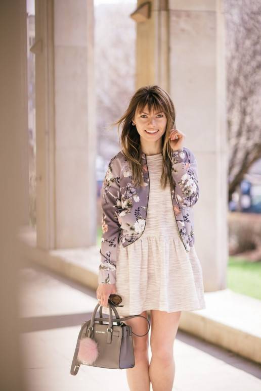 Pastelinių atspalvių suknelė