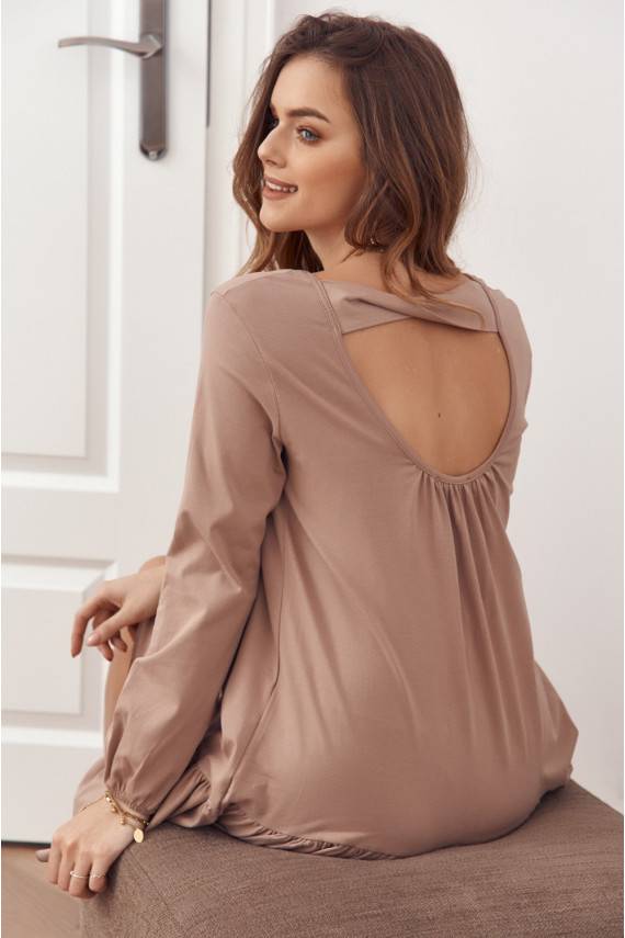 Lygaus audinio suknelė su iškirpte gale ir raukinukais kapučino spalvos FK558