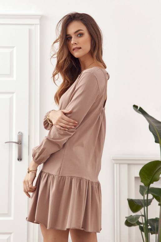 Lygaus audinio suknelė su iškirpte gale ir raukinukais kapučino spalvos FK558 Lygaus audinio suknelė su iškirpte gale ir raukinukais kapučino spalvos FK558