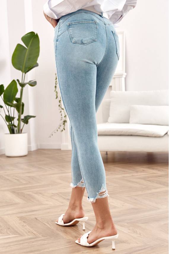 Džinsinės kelnės su sagomis su madingais džinso padraskymais