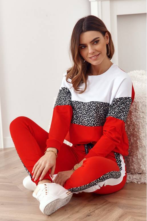 Raudonas moteriškas sportinis kostiumas su gyvūnų raštu