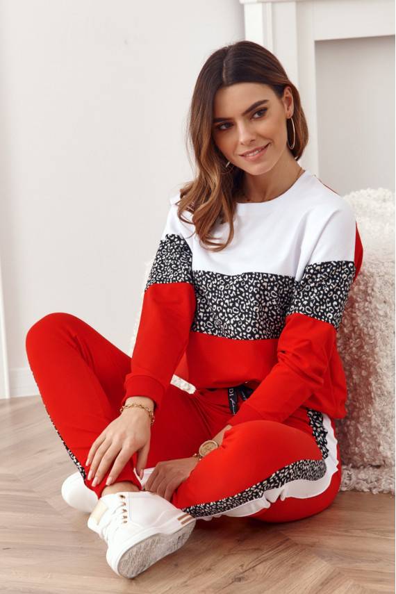 Raudonas moteriškas sportinis kostiumas su gyvūnų raštu