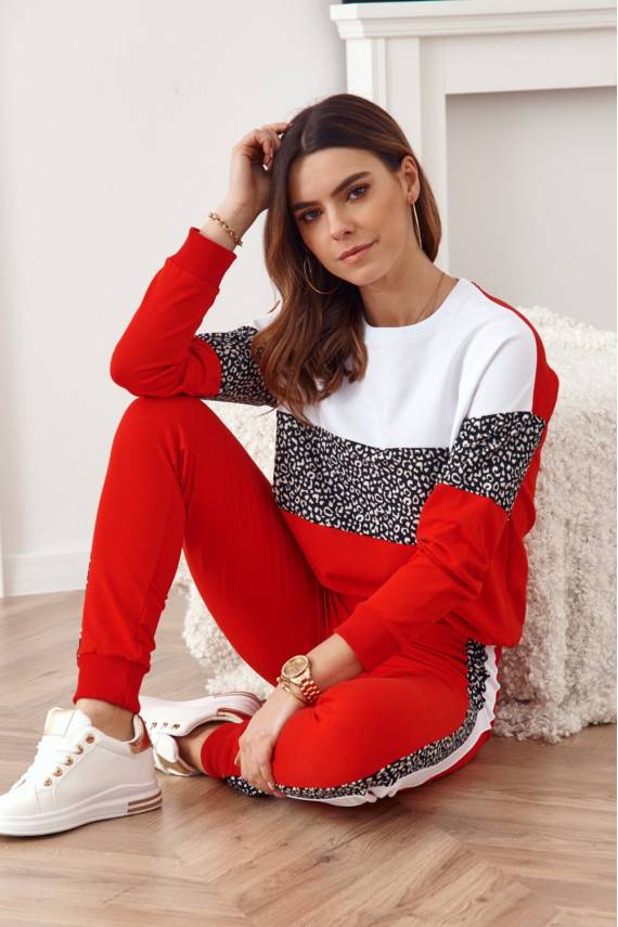 Raudonas moteriškas sportinis kostiumas su gyvūnų raštu