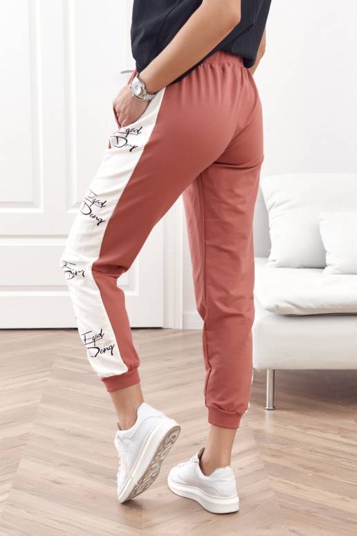 Sportinės kelnės su juostelėmis tamsaus rožinio atspalvio 1057 Sportinės kelnės su juostelėmis tamsaus rožinio atspalvio 1057