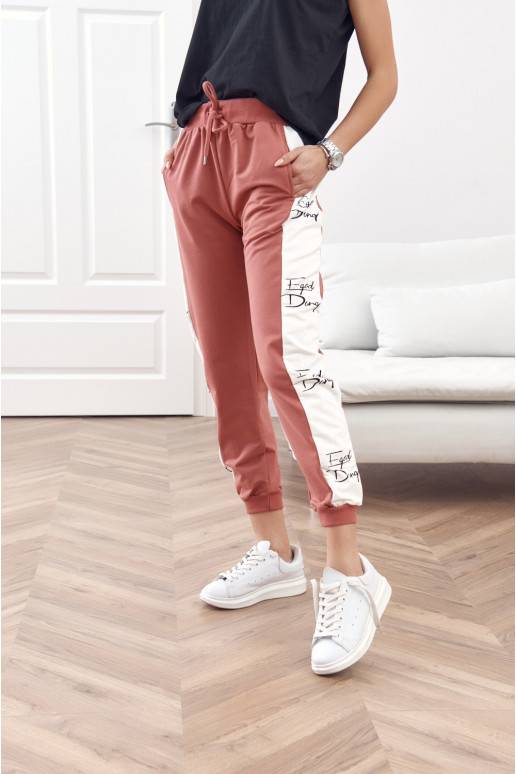 Sportinės kelnės su juostelėmis tamsaus rožinio atspalvio 1057 Sportinės kelnės su juostelėmis tamsaus rožinio atspalvio 1057
