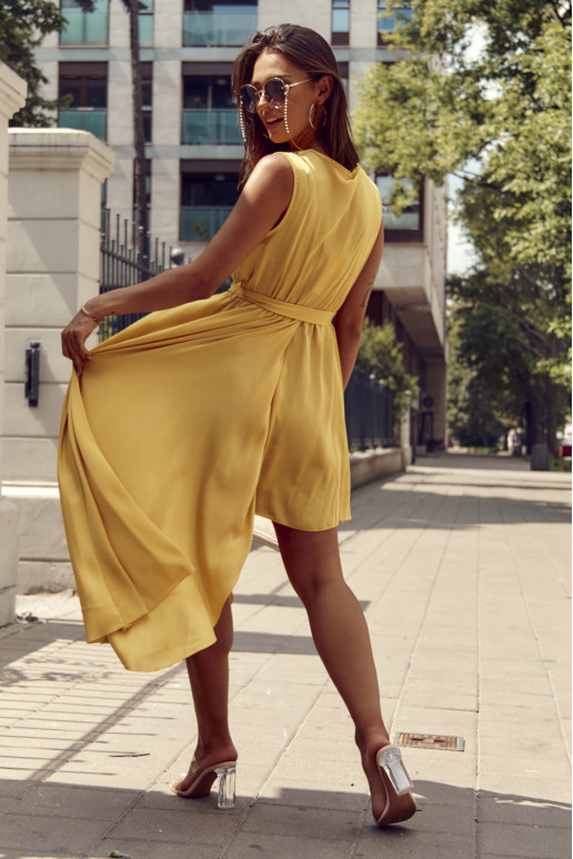 Elegantiška asimetriška suknelė medaus spalvos