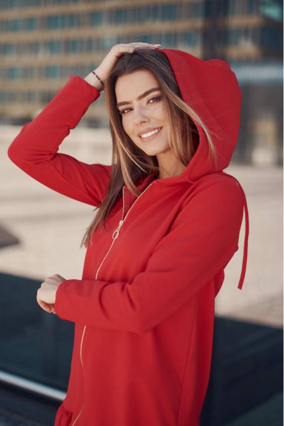 Ilgas džemperis su gobtuvu raudonos spalvos