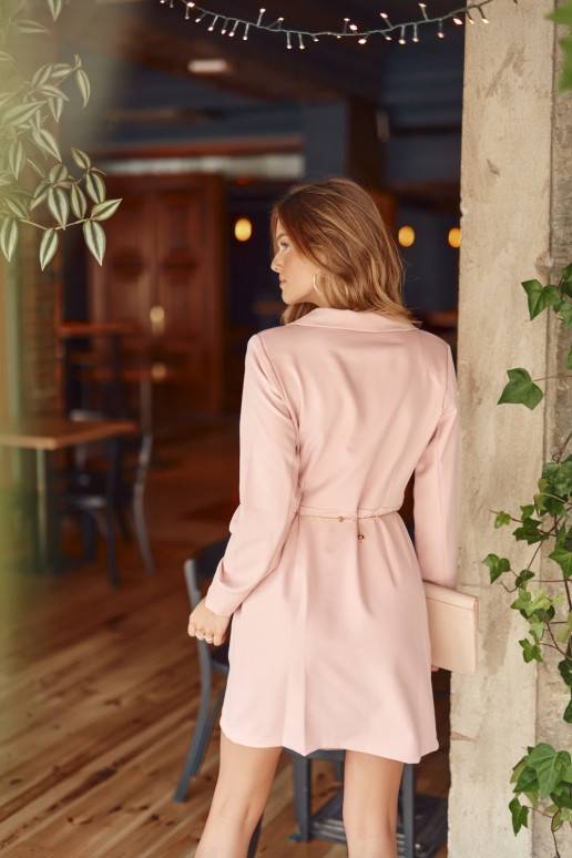 Elegantiška suknelė susiaučiama su marškinių tipo apykakle rausvo atspalvio