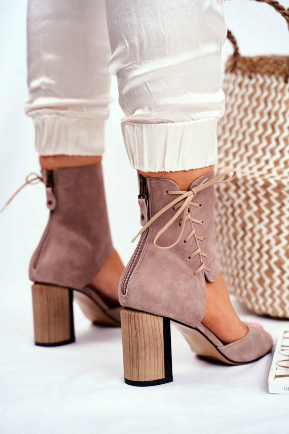 Moteriškos aukštakulnės basutės  smėlio spalvos iš zomšos 04122-04