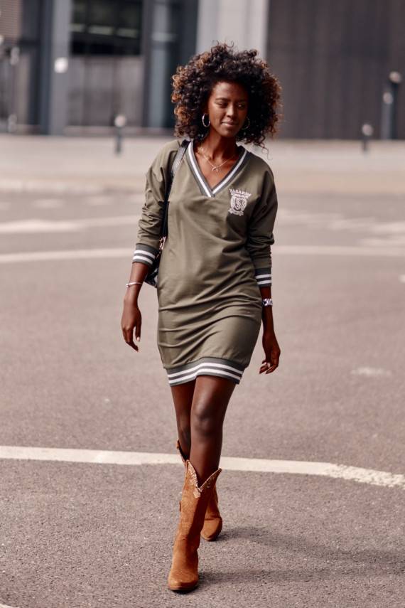 Chaki spalvos suknelė dekoruota juostelėmis