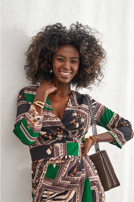 Susiaučiamo modelio suknelė midi su raštais žalios spalvos 30530