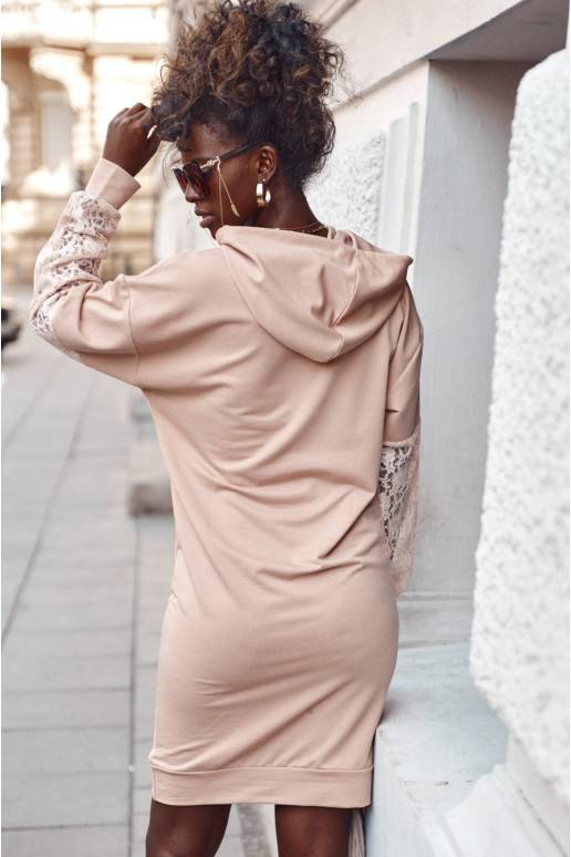 Medvilninė suknelė su gipiūro rankovėmis smėlio spalvos FI651 Medvilninė suknelė su gipiūro rankovėmis smėlio spalvos FI651