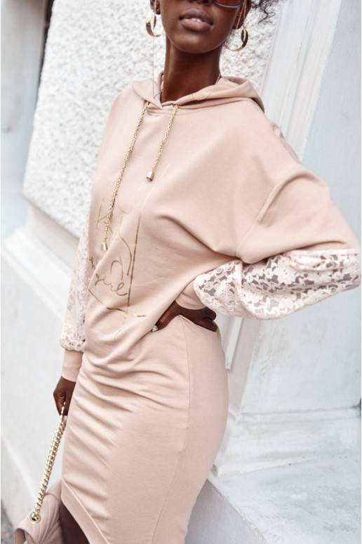 Medvilninė suknelė su gipiūro rankovėmis smėlio spalvos FI651 Medvilninė suknelė su gipiūro rankovėmis smėlio spalvos FI651