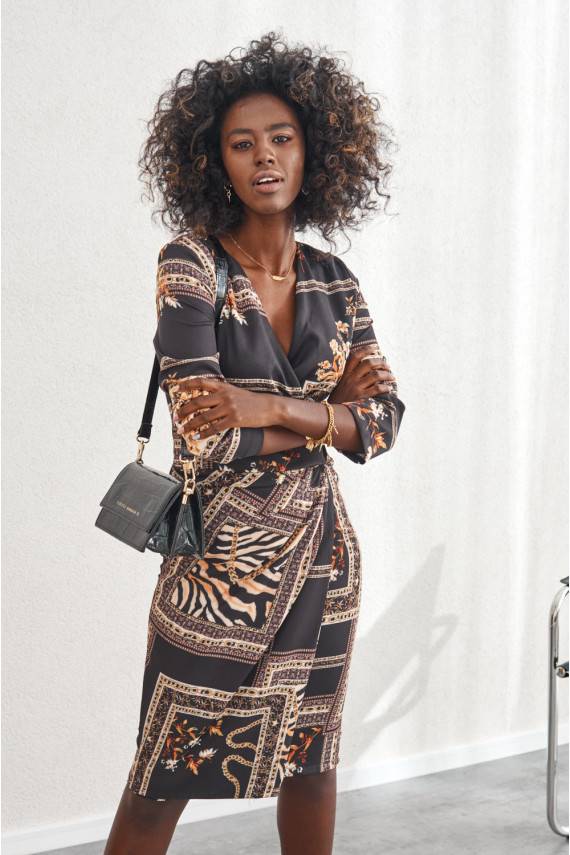 Susiaučiamo modelio suknelė midi su raštais juodos spalvos