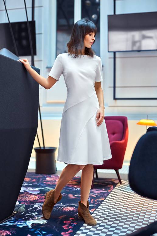 Baltos spalvos suknelė iš BE