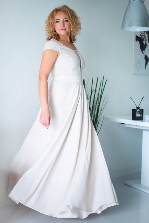 Blizgi ir ilga šventinė suknelė iš Jersa