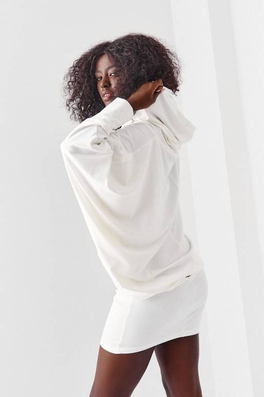 Stilinga suknelė plačiomis rankovėmis balkšvos spalvos