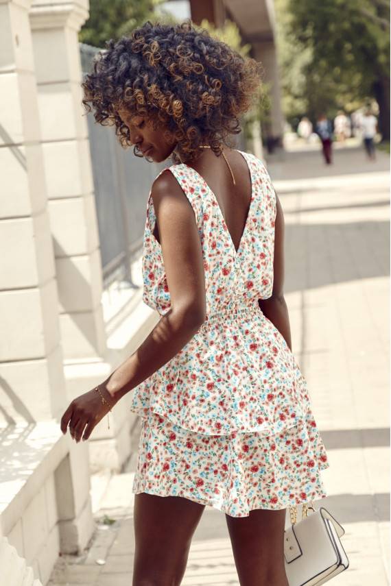 Suknelė su iškirpte gale įvairių spalvų