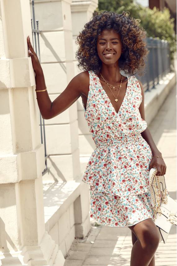 Suknelė su iškirpte gale įvairių spalvų