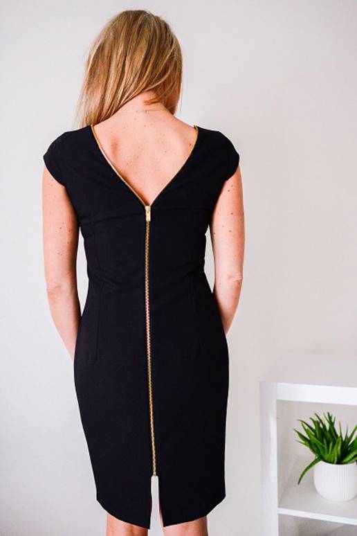 Juoda suknelė su užtrauktuku nugaroje...
