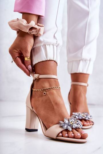 sandalai su kulniukais su ornamentais smėlio spalvos Milessa