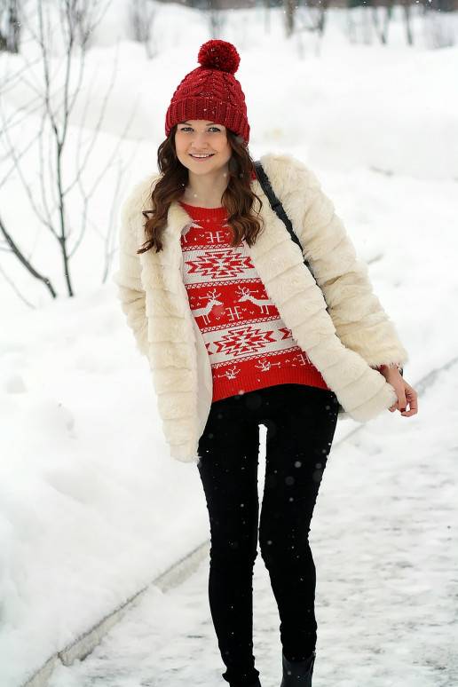 Megzta raudona kepurė žiemai Megzta raudona kepurė žiemai