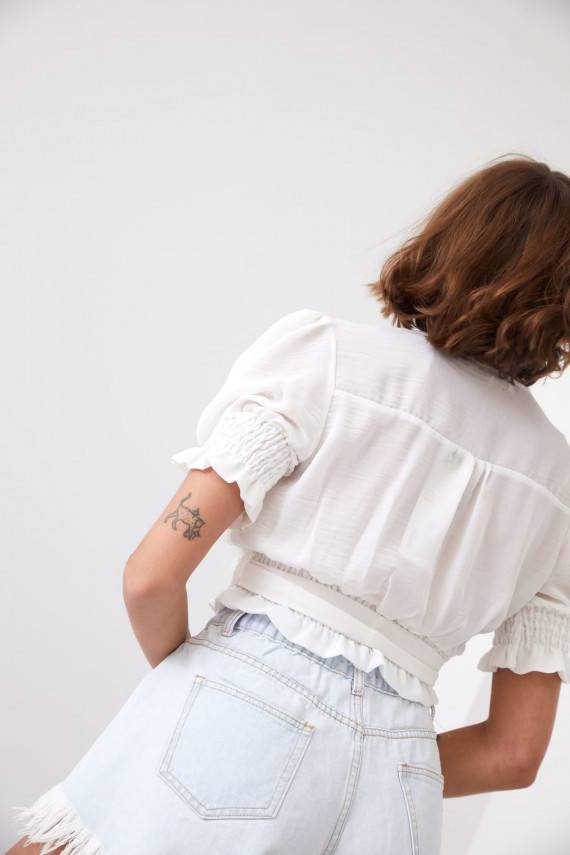 Trumpa palaidinė su dirželiu kreminės spalvos